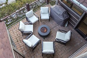 Incredible Executive Private Pet Friendly Home - LR902 by RedAwning