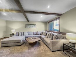 Incredible Executive Private Pet Friendly Home - LR902 by RedAwning