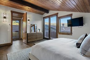 Incredible Executive Private Pet Friendly Home - LR902 by RedAwning