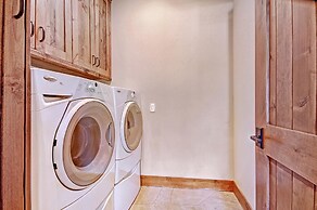 Incredible Executive Private Pet Friendly Home - LR902 by RedAwning