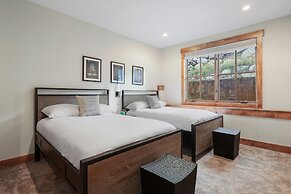 Incredible Executive Private Pet Friendly Home - LR902 by RedAwning