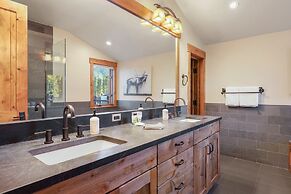 Incredible Executive Private Pet Friendly Home - LR902 by RedAwning