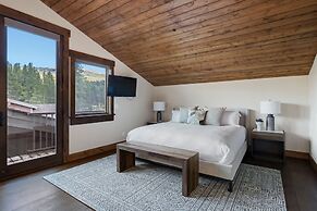 Incredible Executive Private Pet Friendly Home - LR902 by RedAwning