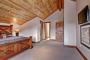 Beautiful Executive Ski-In Ski-Out Rooftop Hot tub - LR962 by RedAwnin