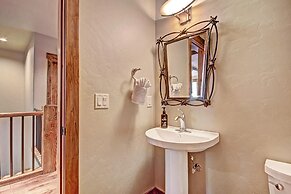 Beautiful Executive Ski-In Ski-Out Rooftop Hot tub - LR962 by RedAwnin