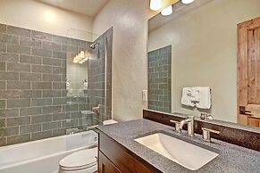 Beautiful Executive Ski-In Ski-Out Rooftop Hot tub - LR962 by RedAwnin