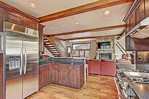 Beautiful Executive Ski-In Ski-Out Rooftop Hot tub - LR962 by RedAwnin