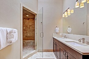 Beautiful Executive Ski-In Ski-Out Rooftop Hot tub - LR962 by RedAwnin