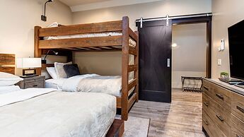 Ski Ge Loft 3 Bedroom Condo by RedAwning