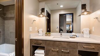 Ski Ge Loft 3 Bedroom Condo by RedAwning