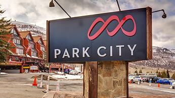 Ski Ge Loft 3 Bedroom Condo by RedAwning