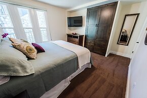 Prime Location EdelWeiss Luxury Condo by RedAwning