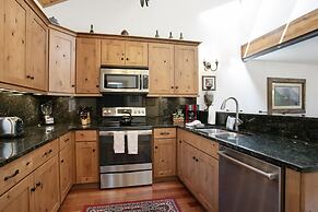 188 Ridgepoint 3 Bedroom Townhouse by RedAwning