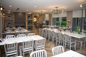 Vittoria Hotel and Suites