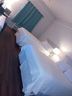 Deluxe 6 Inn & Suites