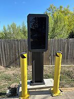 Deluxe 6 Inn & Suites