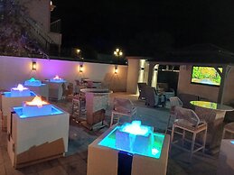 Deluxe 6 Inn & Suites