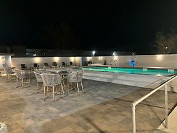 Deluxe Inn & Suites