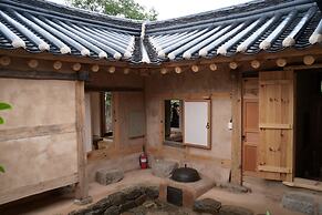Jukheon Traditional House