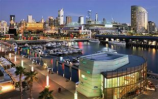 Melbourne Docklands Luxury Seaview Apartment