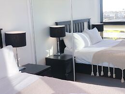 Melbourne Docklands Luxury Seaview Apartment