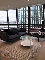 Melbourne Docklands Luxury Seaview Apartment