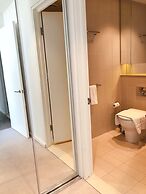 Melbourne Docklands Luxury Seaview Apartment