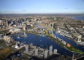 Melbourne Docklands Luxury Seaview Apartment