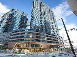 Melbourne Docklands Luxury Seaview Apartment