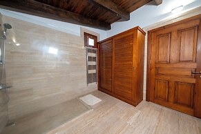 Mavras Tas Odalar