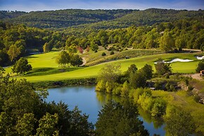 Tuscany Hills 3 Bedroom Villa by RedAwning