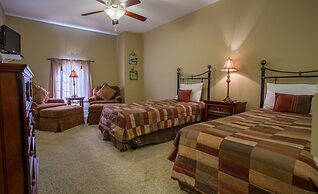 Tuscany Hills 3 Bedroom Villa by RedAwning