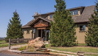 Tuscany Hills 3 Bedroom Villa by RedAwning