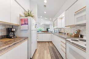 Sunset Penthouse 2 Bedroom Condo by RedAwning