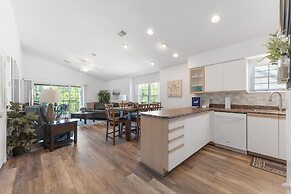 Sunset Penthouse 2 Bedroom Condo by RedAwning