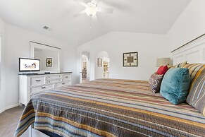 Sunset Penthouse 2 Bedroom Condo by RedAwning