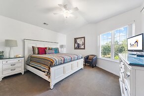 Sunset Penthouse 2 Bedroom Condo by RedAwning