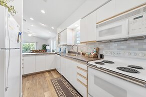 Sunset Penthouse 2 Bedroom Condo by RedAwning