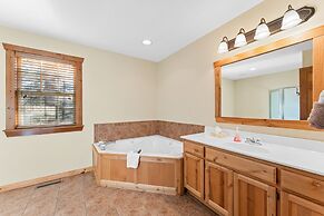 River's Creek 4 Bedroom Cabin by RedAwning