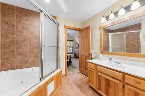 River's Creek 4 Bedroom Cabin by RedAwning