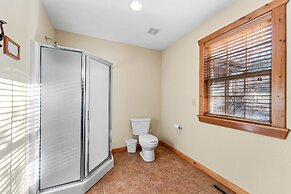 River's Creek 4 Bedroom Cabin by RedAwning