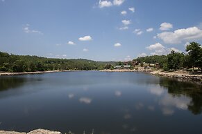 River's Creek 4 Bedroom Cabin by RedAwning