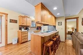 River's Creek 4 Bedroom Cabin by RedAwning