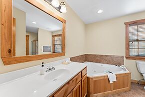 River's Creek 4 Bedroom Cabin by RedAwning