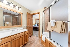 River's Creek 4 Bedroom Cabin by RedAwning