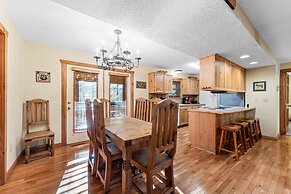 River's Creek 4 Bedroom Cabin by RedAwning