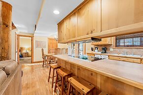 River's Creek 4 Bedroom Cabin by RedAwning