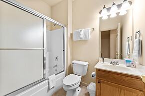 Puttin On The Green 3 Bedroom Villa by RedAwning