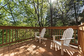 Whispering Woods Lodge - Sleeps 6 2 Bedroom Home by RedAwning