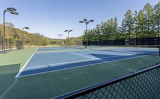 Whispering Woods Lodge - Sleeps 6 2 Bedroom Home by RedAwning